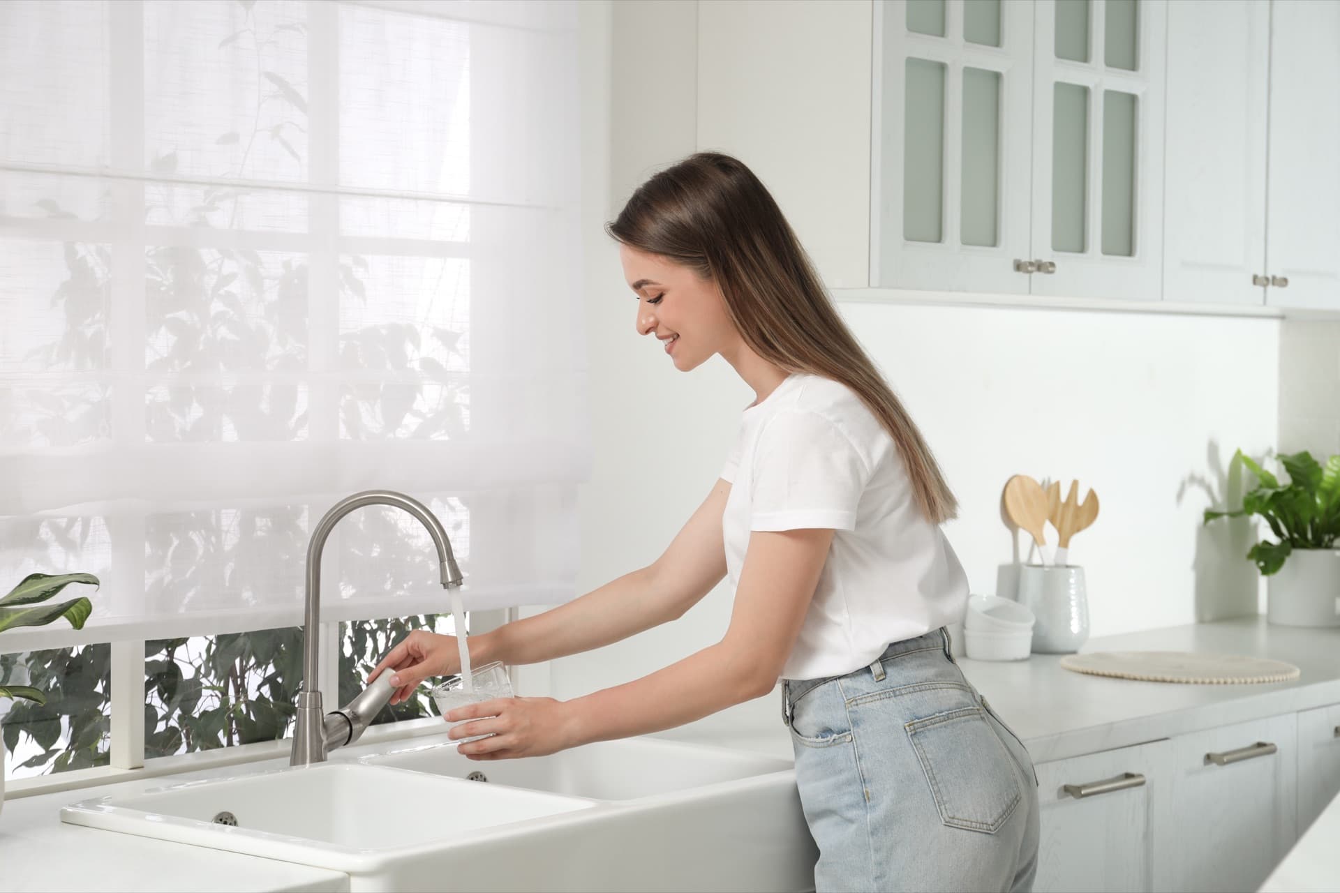 Filling glass with filtered water
